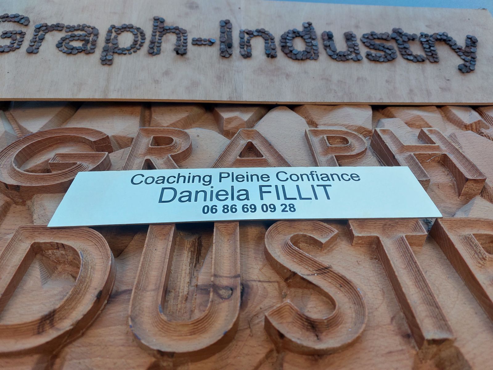 Plaque professionnelle en laiton avec gravure et peinture pour une Coah Confiance